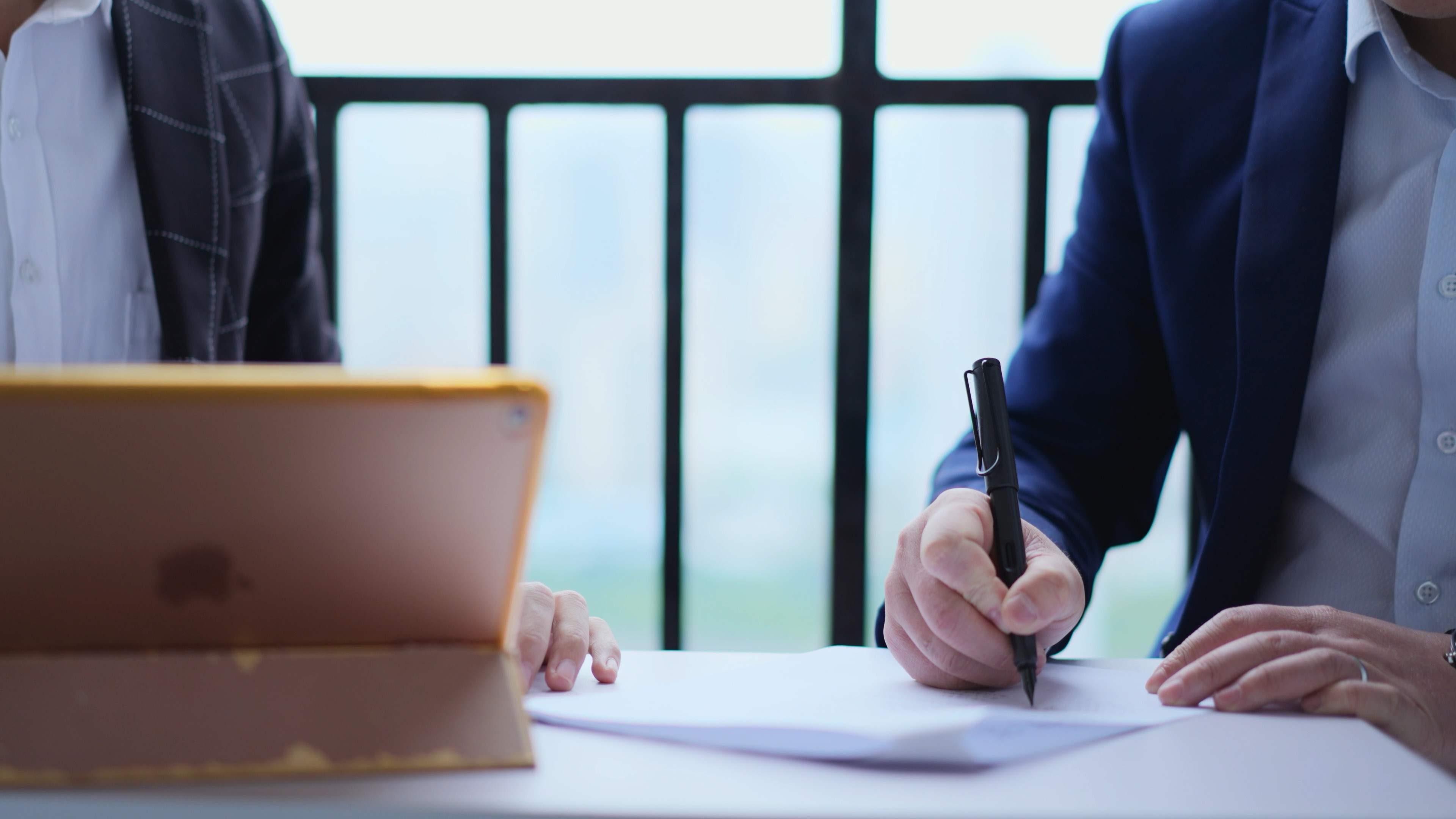 非美國居民必看！W-8表格免稅優惠申請攻略