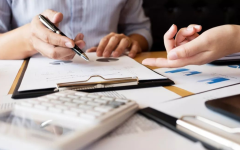 美国移民局申请积压达十年峰值！如何快速推进绿卡审批？